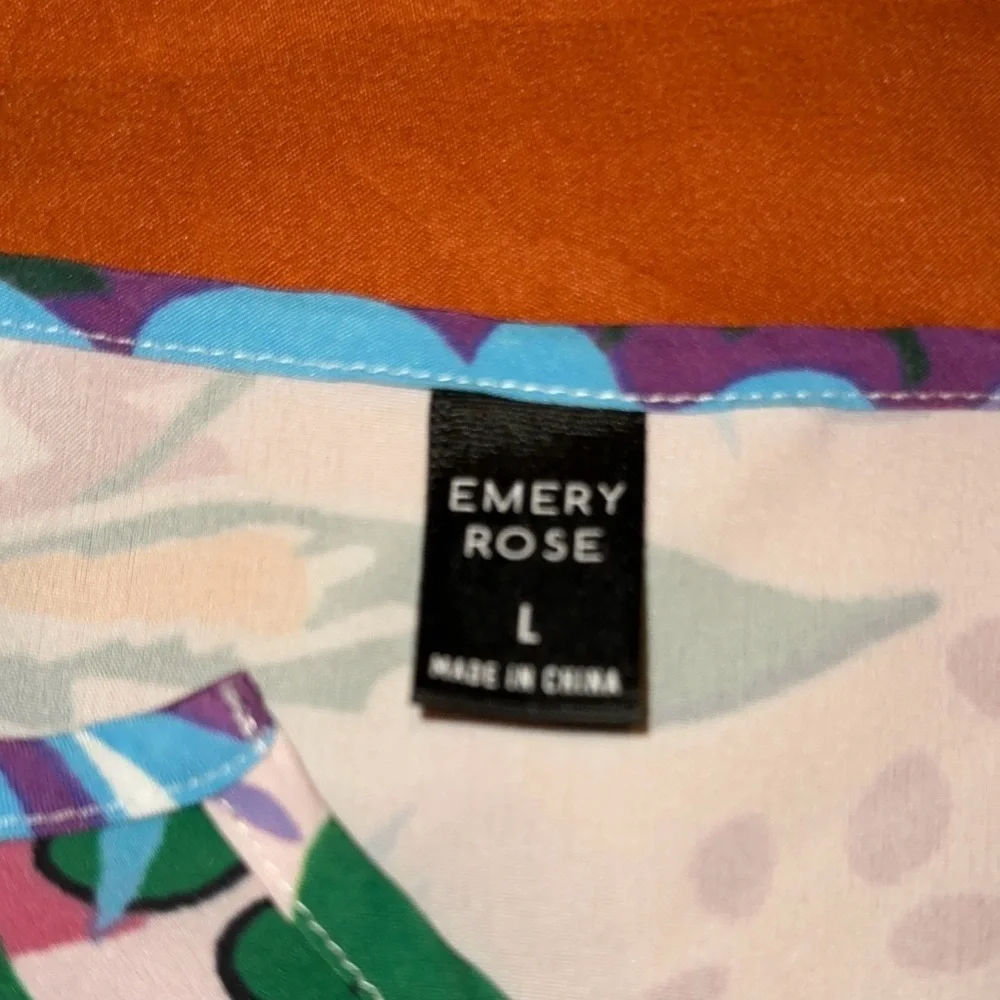 Emery Rose Floral Print V-Neck Top -Size Large, Lightweight, Office, Summer Tops - Picture 4 of 5